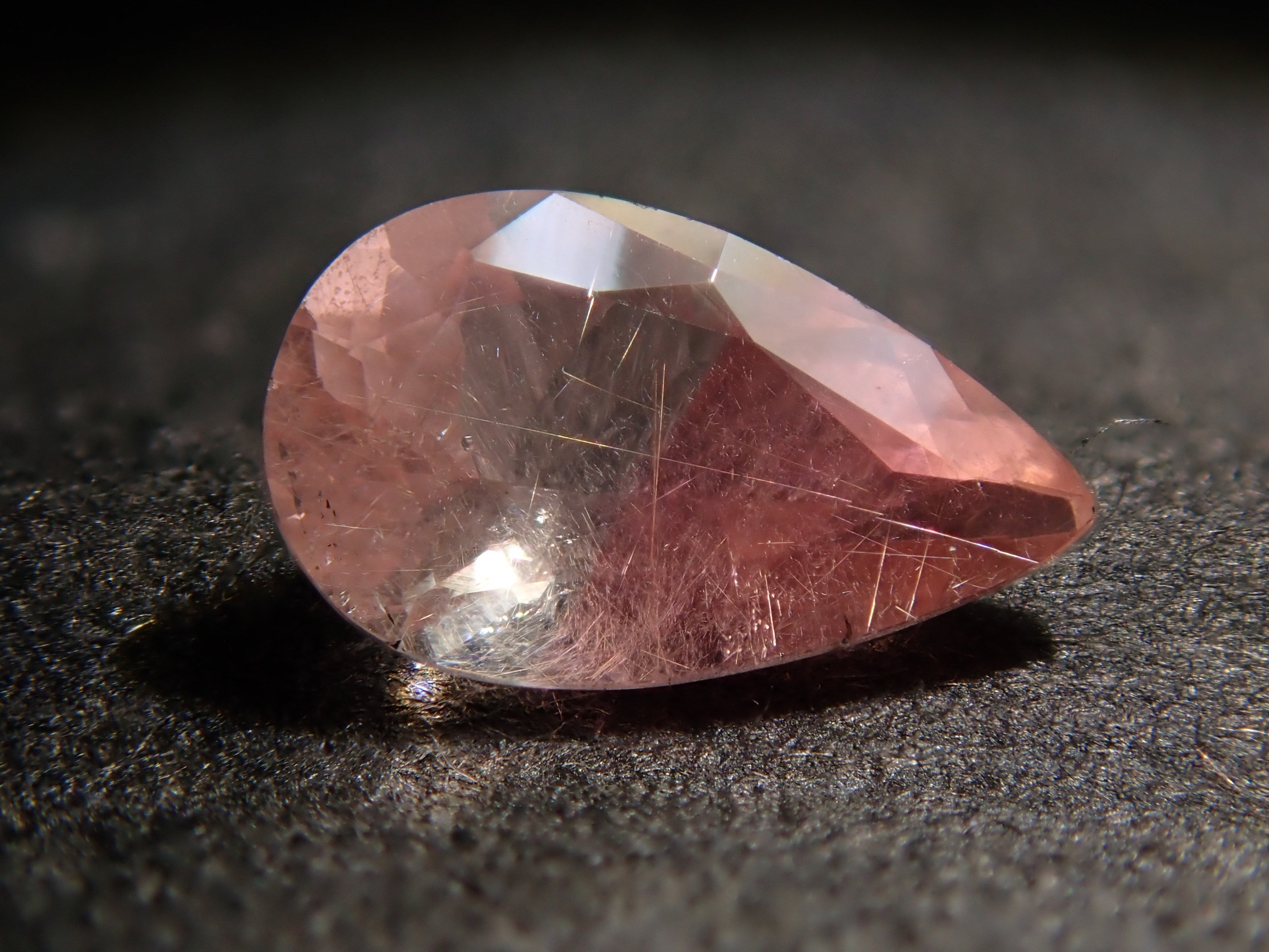 ブラジル産バイカラーピンクユークレース 0.236ctルース 日独鑑