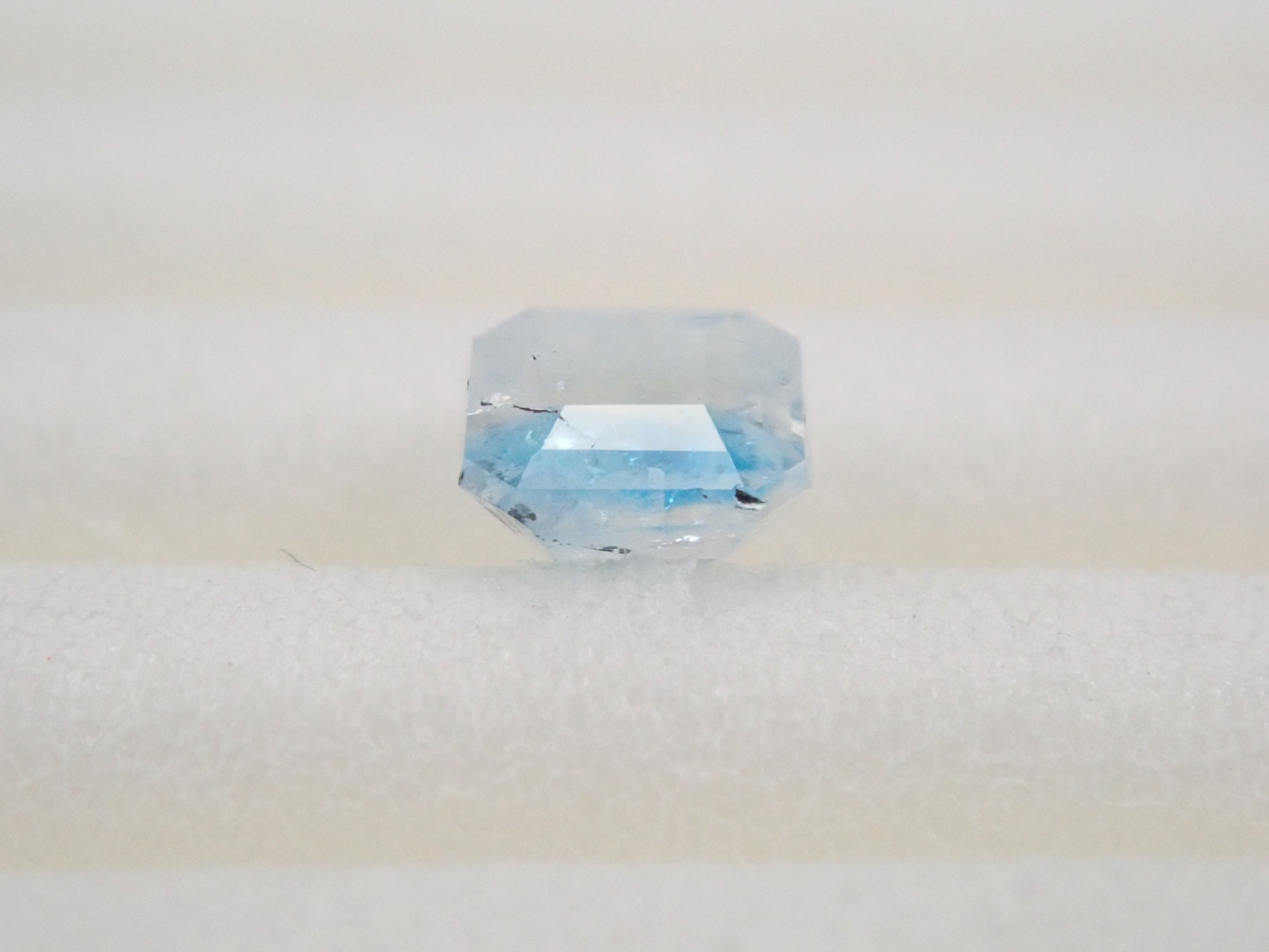 ブラジル産バイカラーユークレース 0.157ctルース