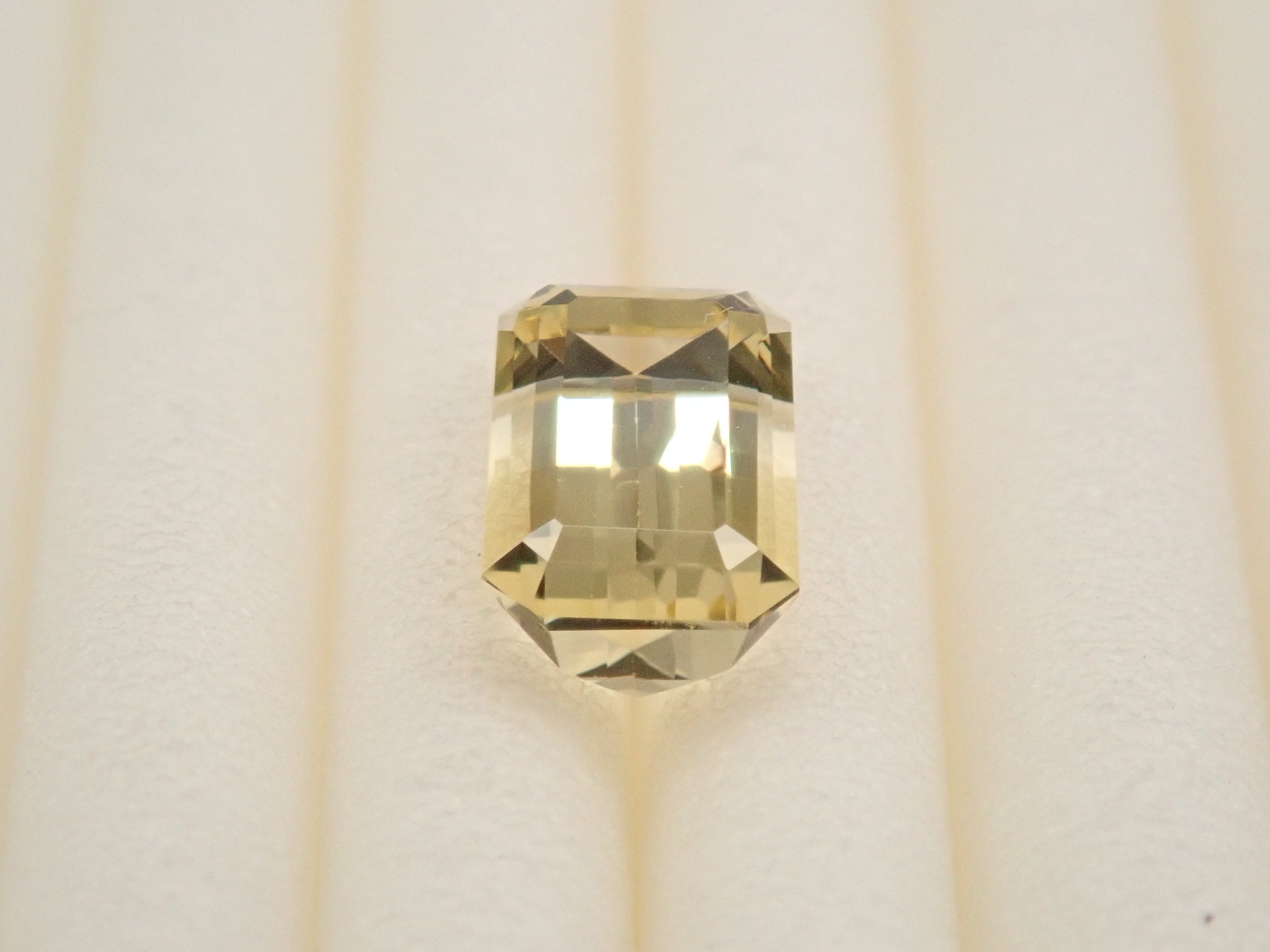 ブラジル産バイカラーベリル 0.556ctルース