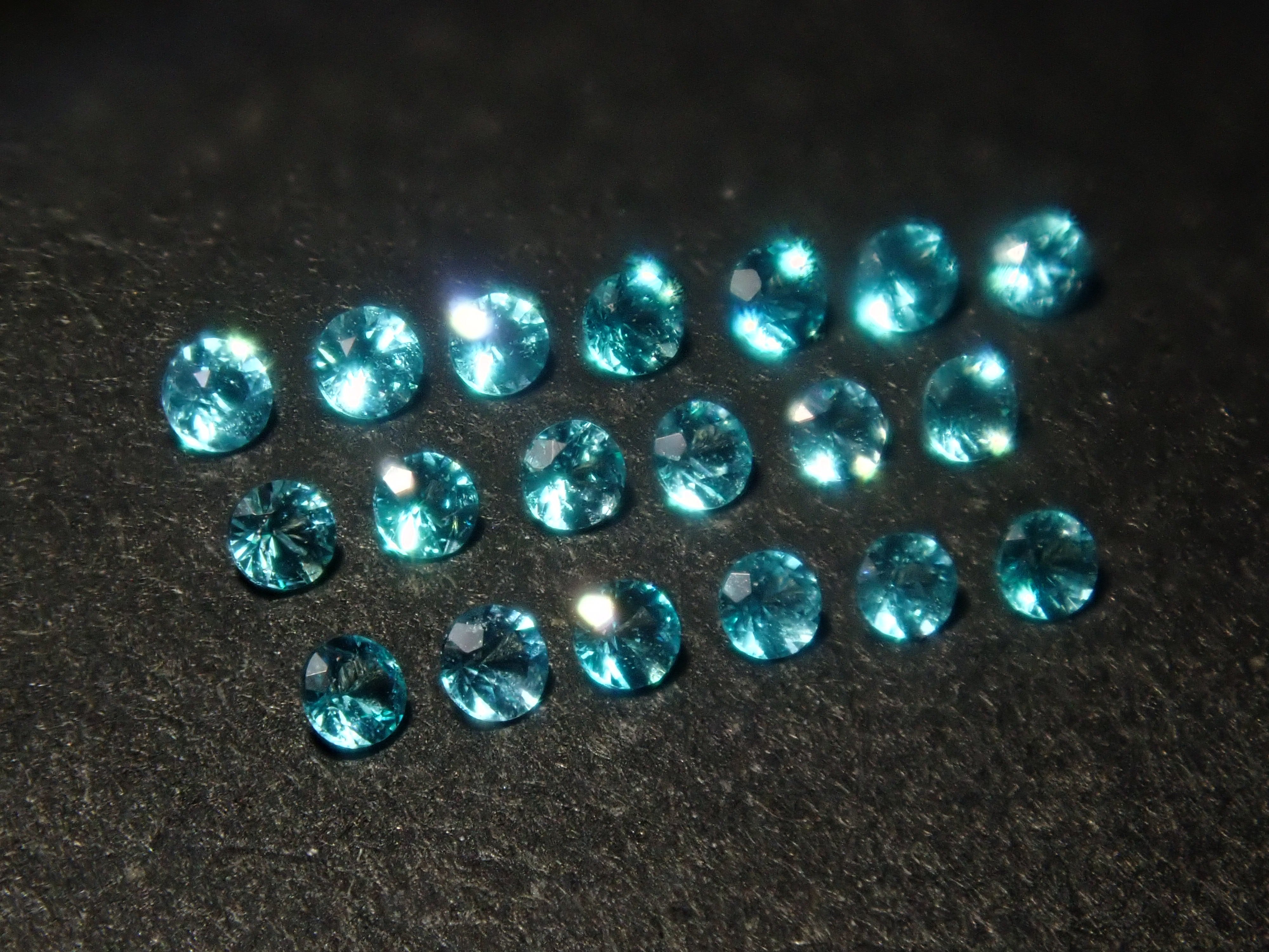 ブラジル産パライバトルマリン(CuO:2.3%,Mn0:2.6%)含むネオンカラーの