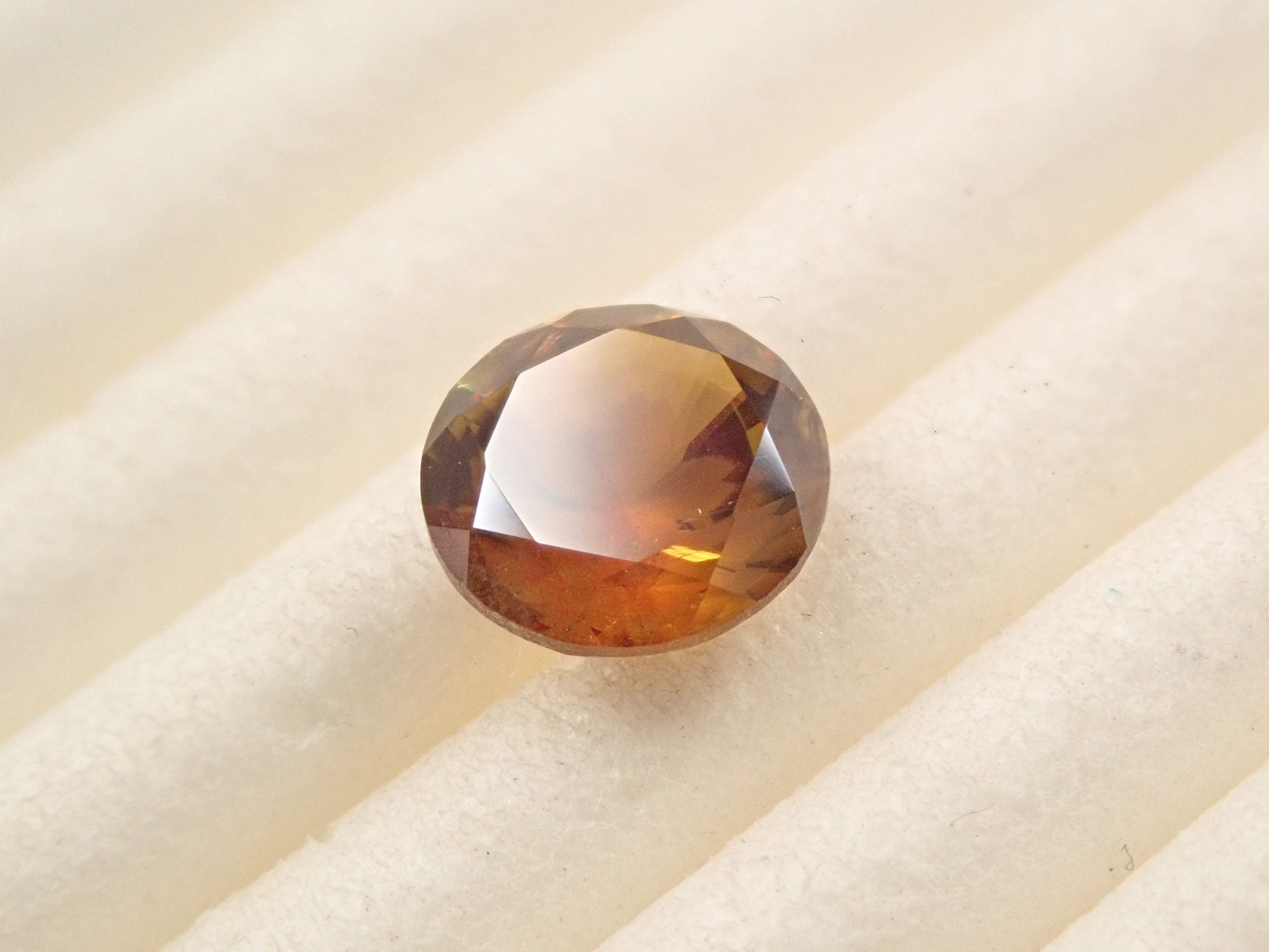 マダガスカル産スフェーン 6.0mm/0.868ctルース