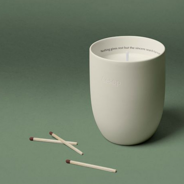 夜空の星のように癒しをもたらす、美しい器入りのキャンドル。イソップ