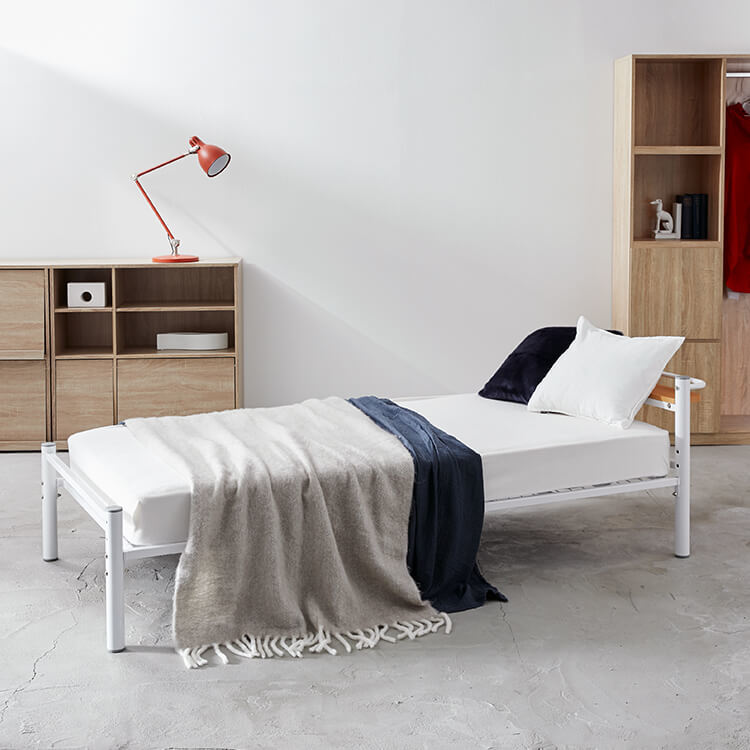 シンプルさが魅力！パイプベッド(ホワイト/ブラック)コンセント・宮棚