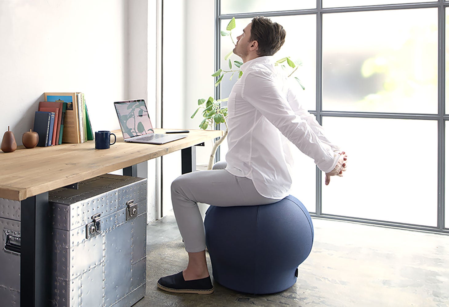 自宅やオフィスで！コアを鍛えるバランスボールチェアMAROOMS