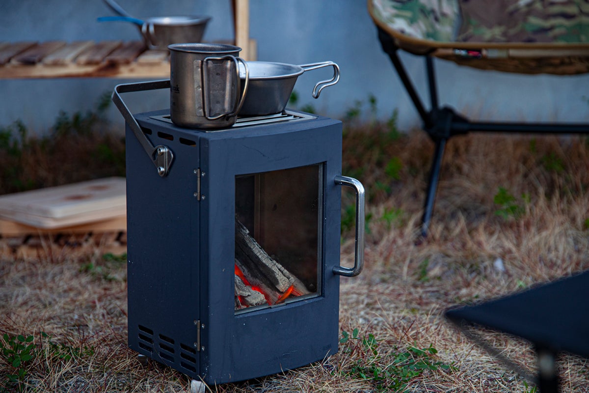 置けば、そこが暖炉の前になる。炭火を目で愉しむ、片手で連れ出せる