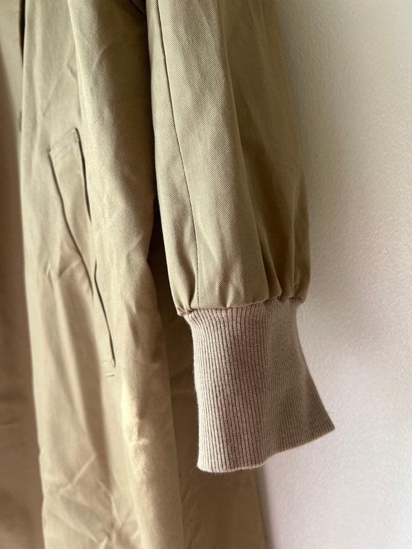 ぷ*ん様 コンジェ ペイエ アデュー トリステス　ベージュ ロングコート　ライナ