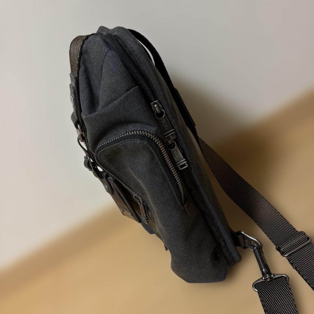 『極美品』TUMI ボディバッグ ダークグレー　ストラップ付　斜め掛け