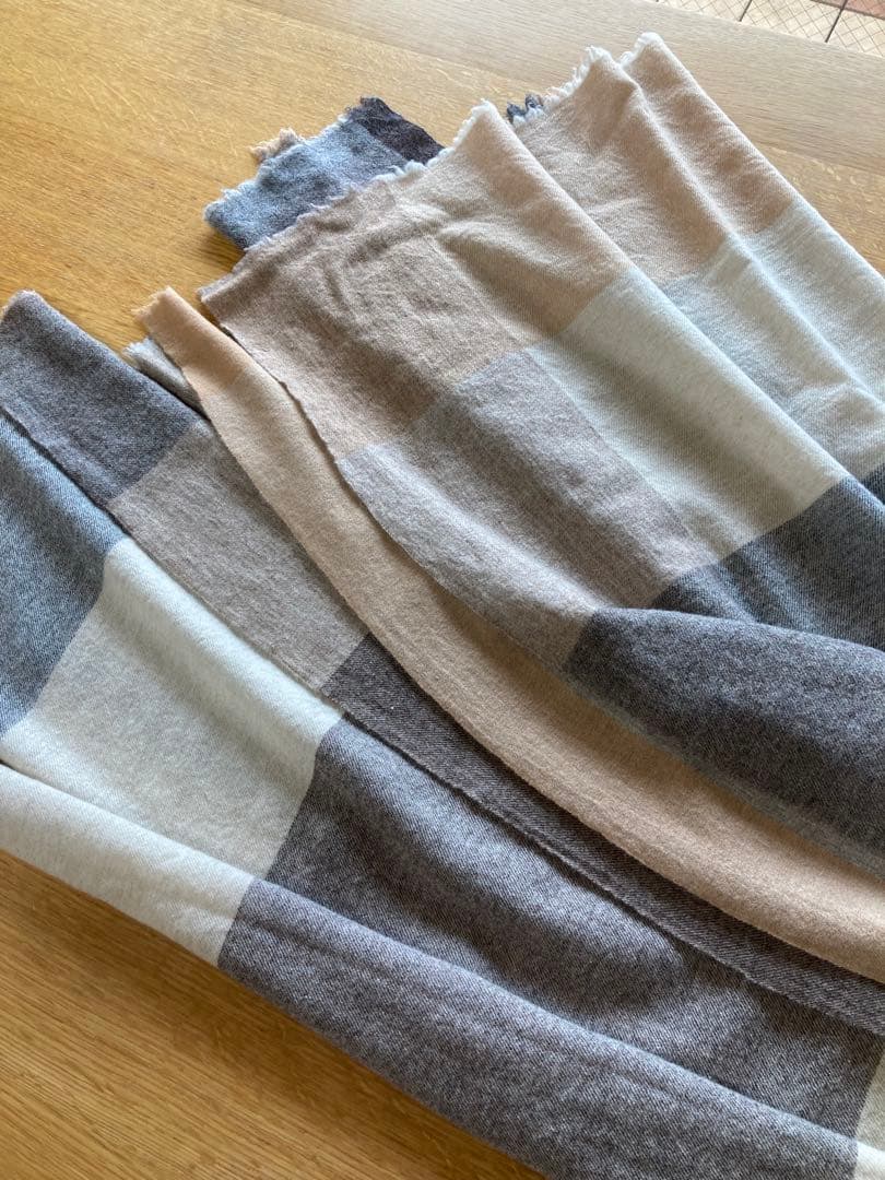 ババグーリ　腕が通せて羽織りにもなるストールマフラー　ヨーガンレール