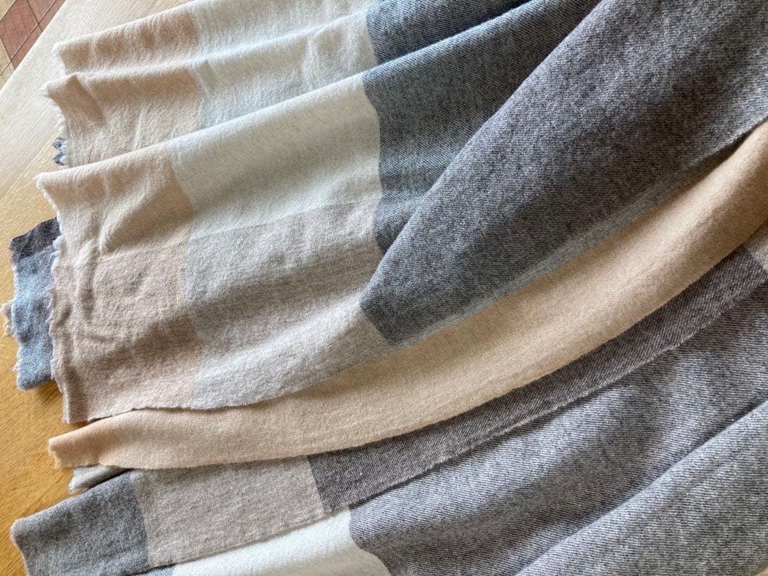 ババグーリ　腕が通せて羽織りにもなるストールマフラー　ヨーガンレール