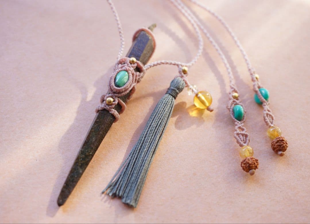 《まっすぐに》ヒマラヤ産クローライトクリスタル　ターコイズ　マクラメ　ネックレス