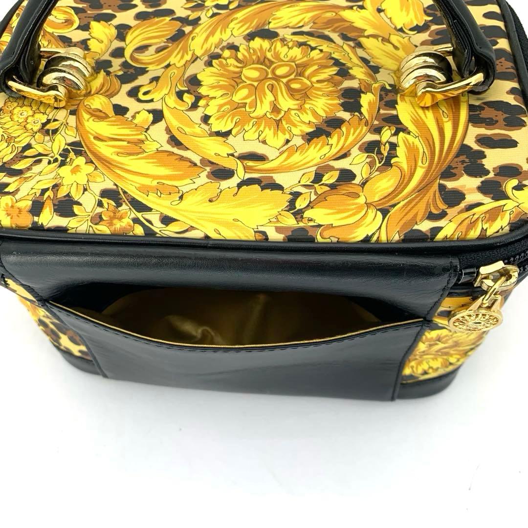 美品！GIANNI VERSACE ジャンニヴェルサーチ バニティバッグ　ポーチ