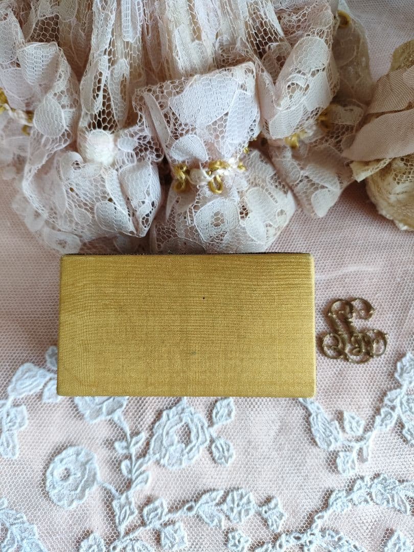 ロココリボンとメタルブレードのカルトナージュボックス&モノグラムパーツと布花