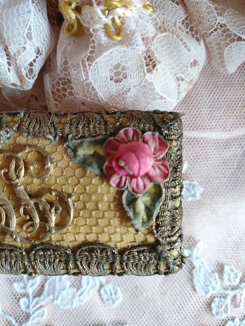ロココリボンとメタルブレードのカルトナージュボックス&モノグラムパーツと布花