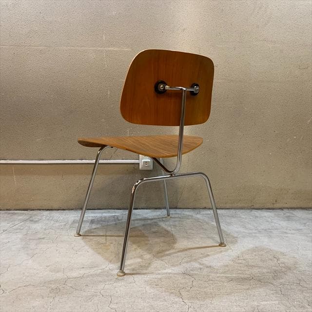 ハーマンミラーのイームズプライウッドダイニングチェア（DCM）②