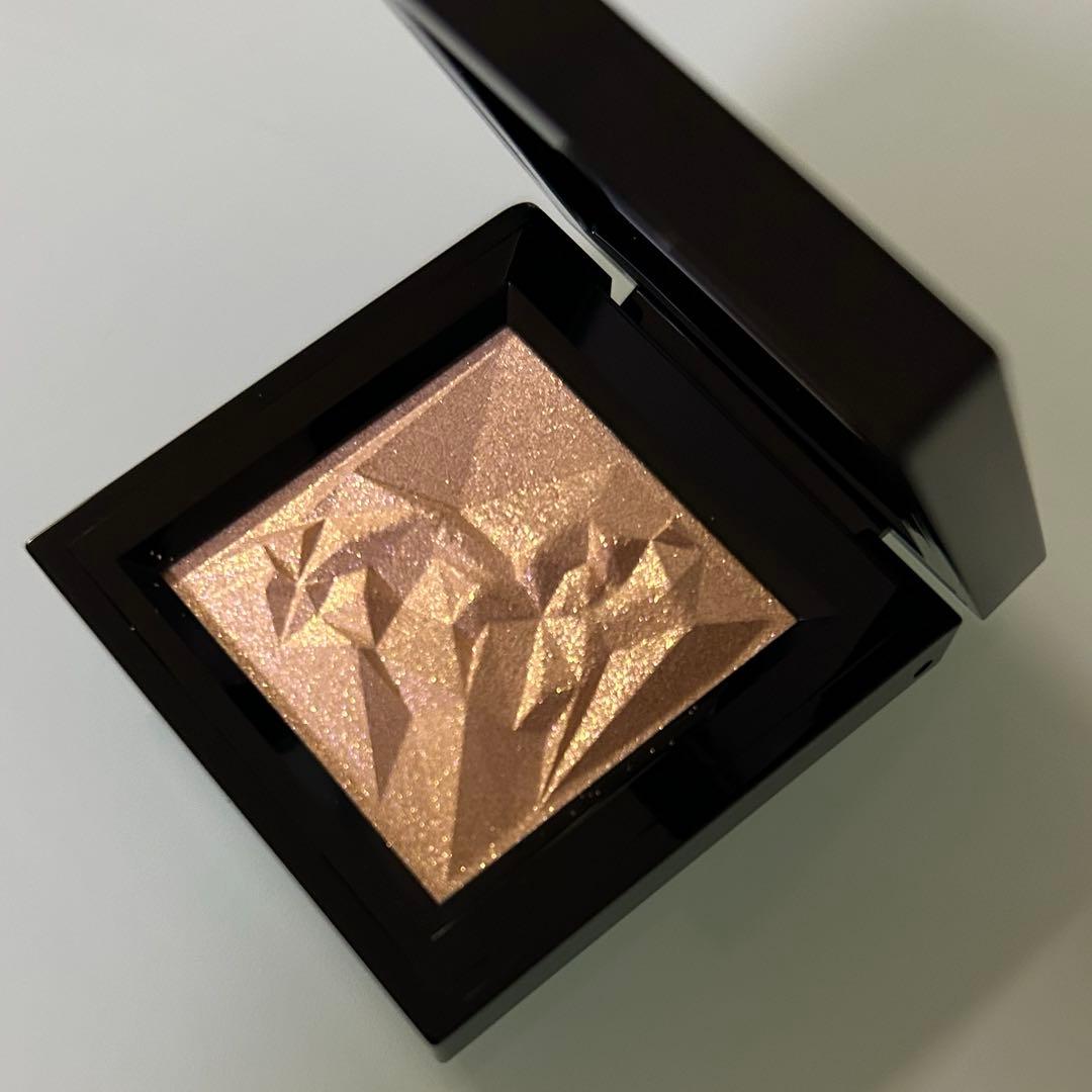 シュウウエムラ クラッシュドジェム キヌケアヌード