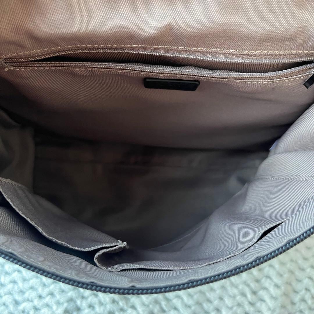 イアパピヨネ フラップ付き スクエアミディアムリュック ブラック