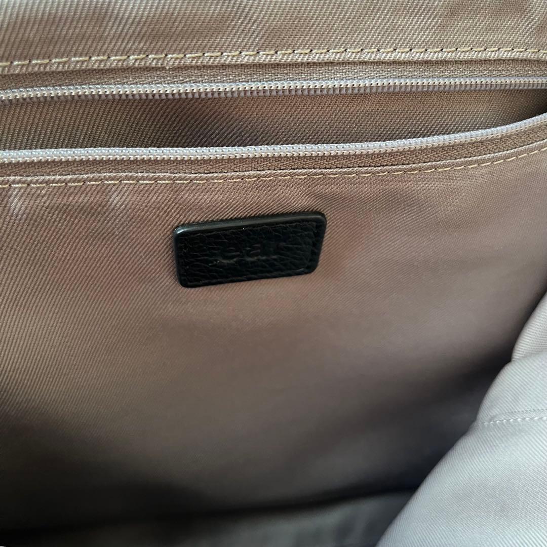 イアパピヨネ フラップ付き スクエアミディアムリュック ブラック