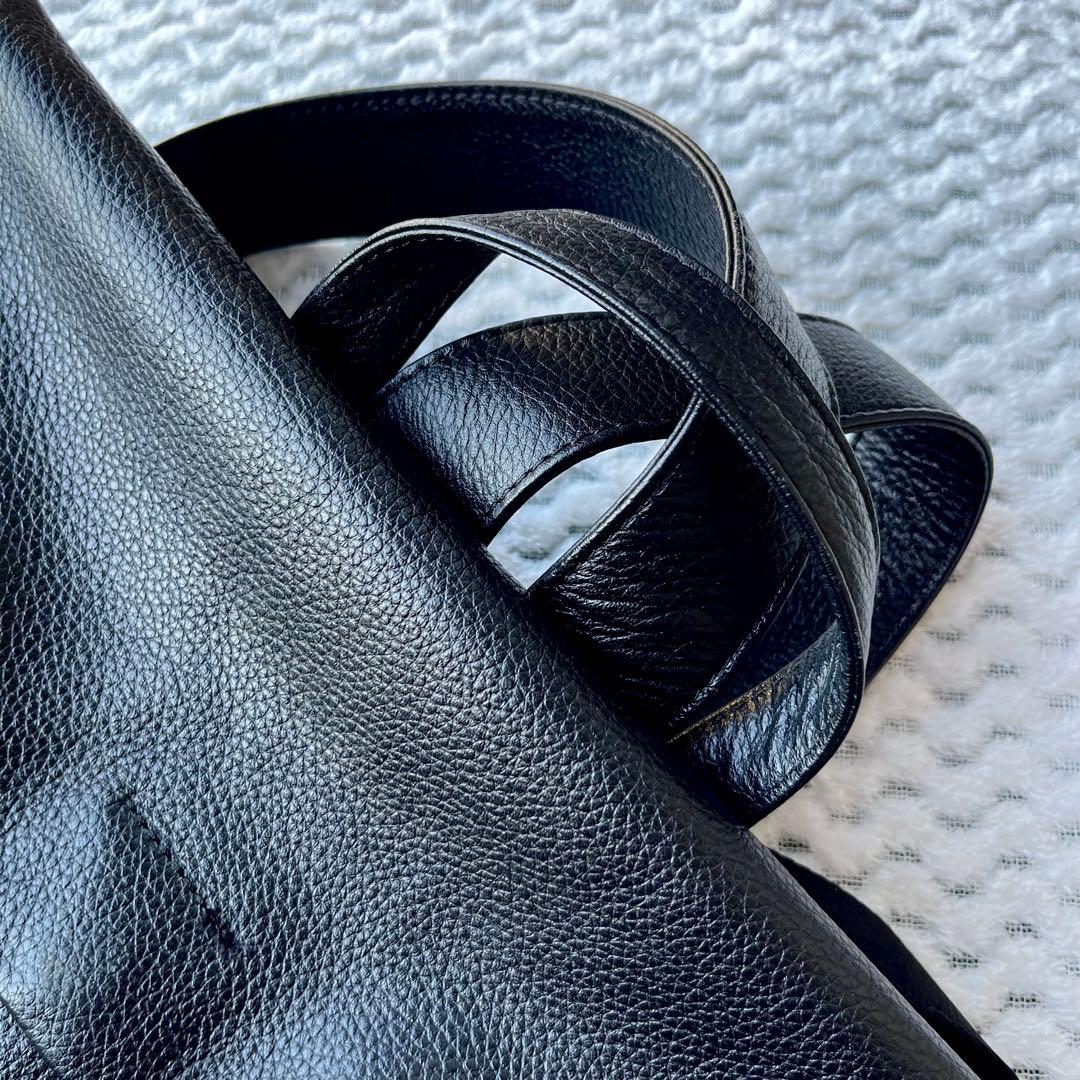 イアパピヨネ フラップ付き スクエアミディアムリュック ブラック