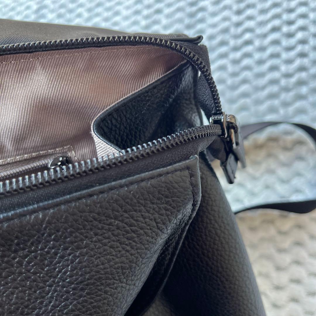 イアパピヨネ フラップ付き スクエアミディアムリュック ブラック