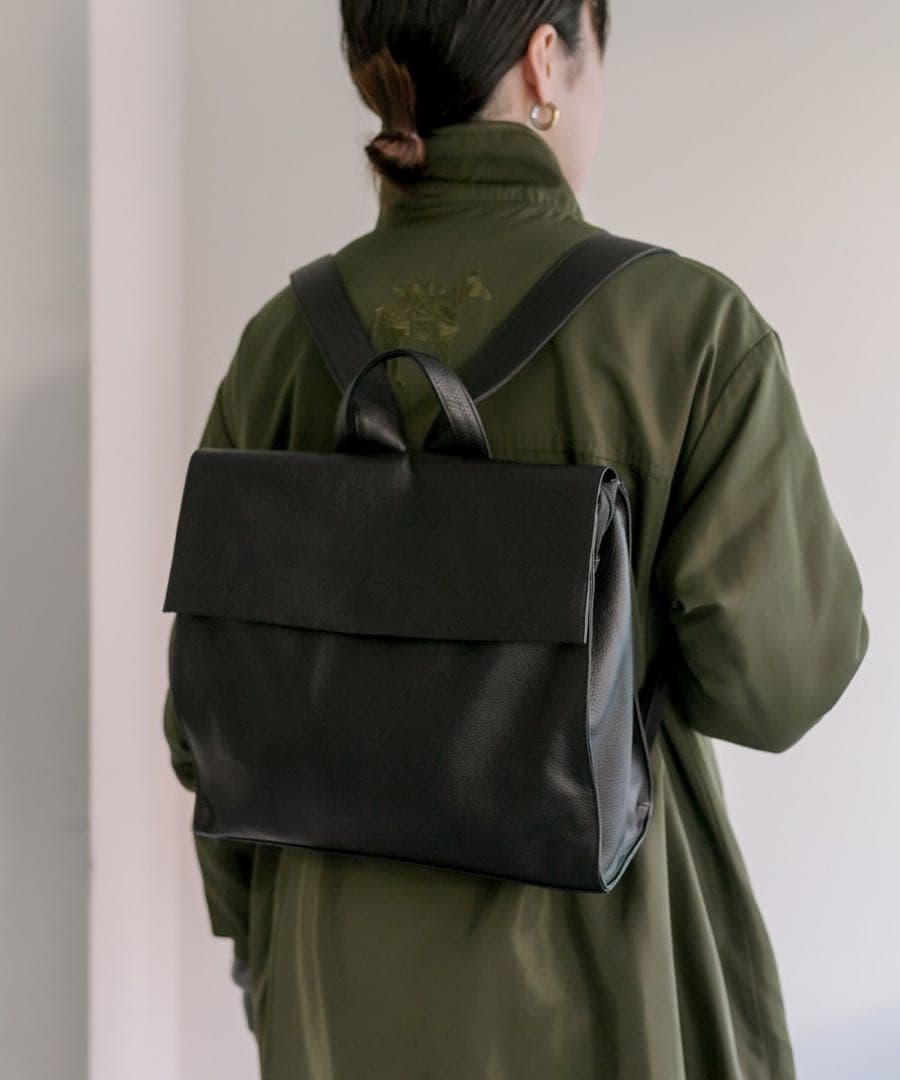 イアパピヨネ フラップ付き スクエアミディアムリュック ブラック