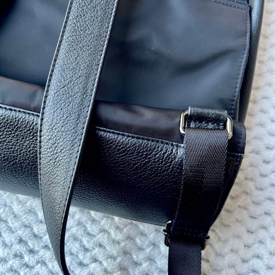 イアパピヨネ フラップ付き スクエアミディアムリュック ブラック