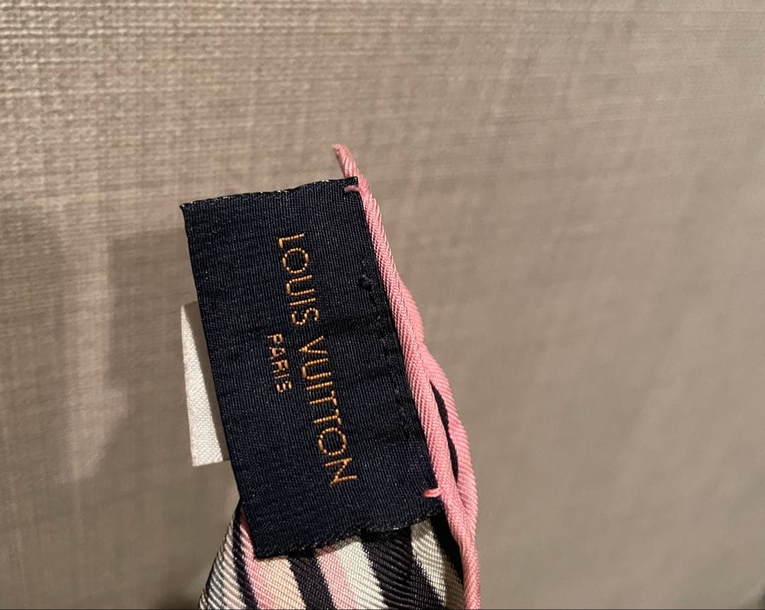 期間限定値下げ‼️【美品】ルイヴィトンスカーフカレ モノグラムピンクホワイトシルク