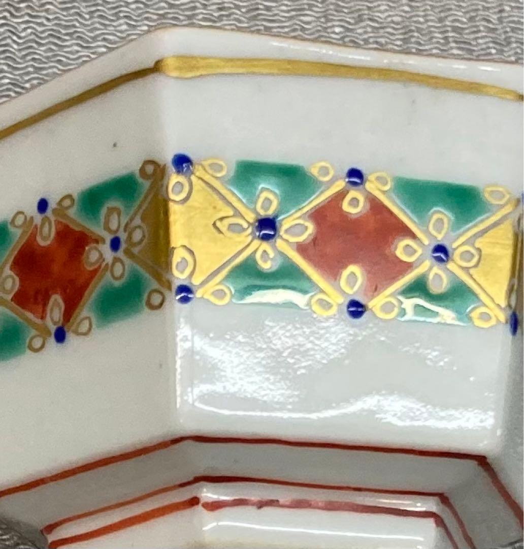 B196s 「牛図 六角酒盃」三代上出喜山作 共布共箱 九谷焼 宮内庁御用達