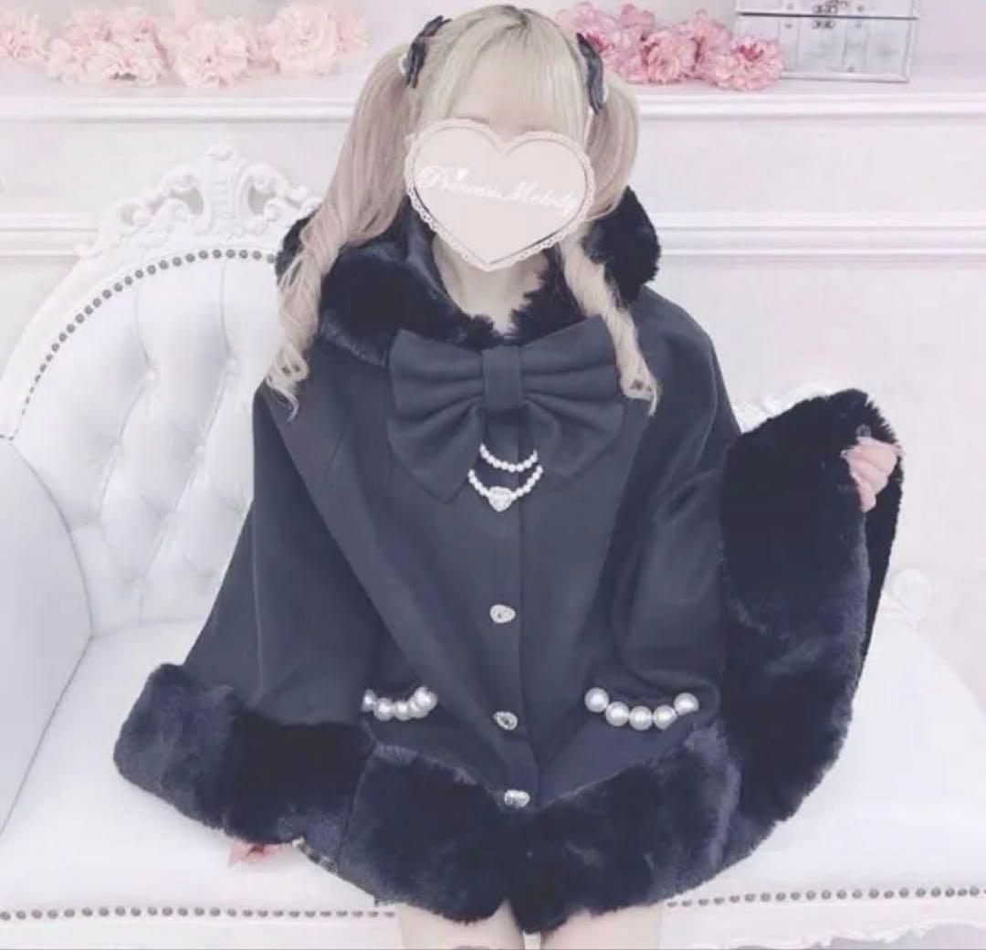 Mars リボン付きボリュームファーフードケープコート マーズ ポンチョ セール】リボン付きボリュームファーフードケープコート（ポンチョ