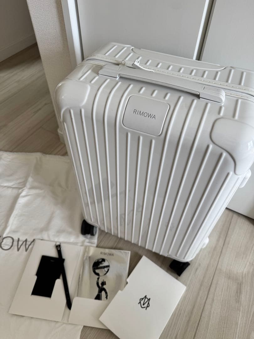 新品同様 RIMOWA 36L Essential cabin 機内持込サイズ白