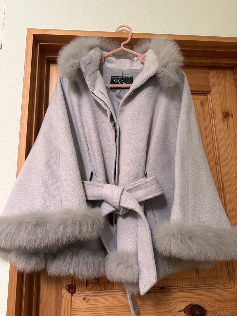 ファー付きグレー ポンチョコートCELFORD ライトグレー ファーポンチョ