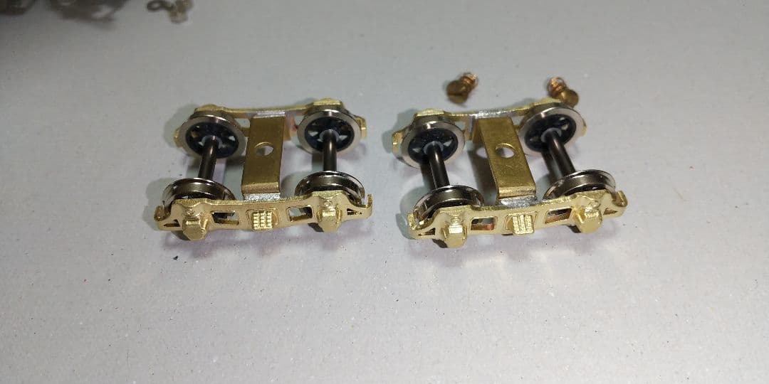 二軸先台車。 従台車 (2種)。テンダー台車(2種)、他パーツ。鉄道模型