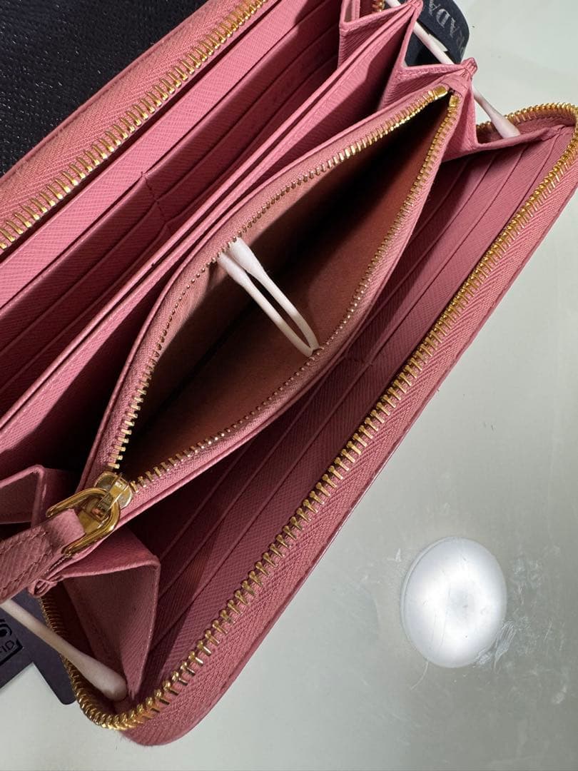 PRADA 長財布 サフィアーノレザー ラウンドファスナー レタリングロゴ