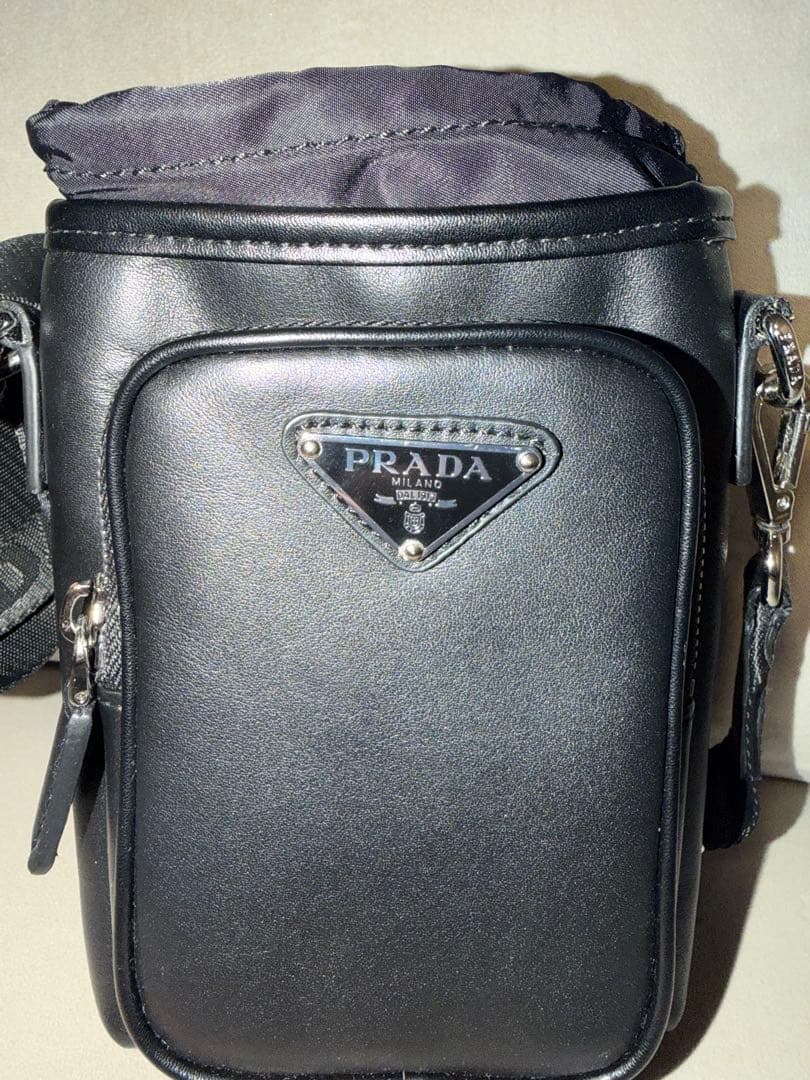 PRADA ブラックショルダーバッグ スマートフォンケース