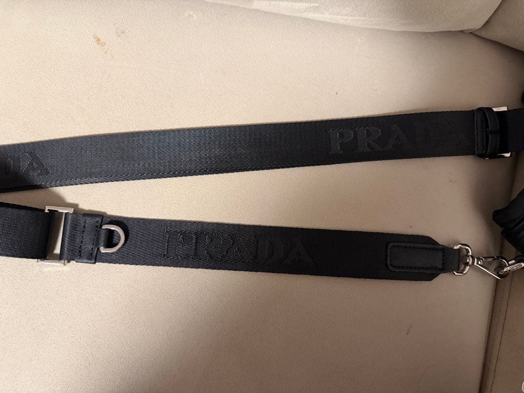 PRADA ブラックショルダーバッグ スマートフォンケース