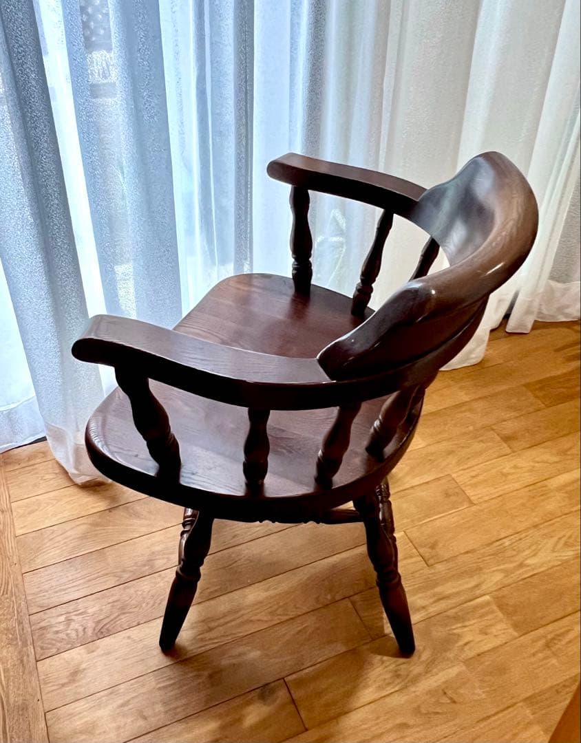 ダークブラウン 木製アームチェア ①