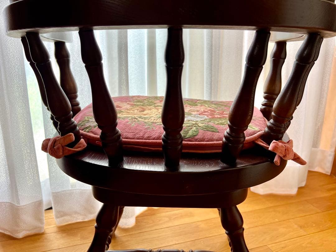 ダークブラウン 木製アームチェア ①