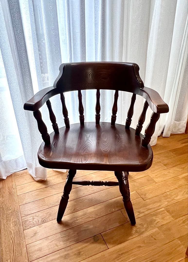 ダークブラウン 木製アームチェア ①