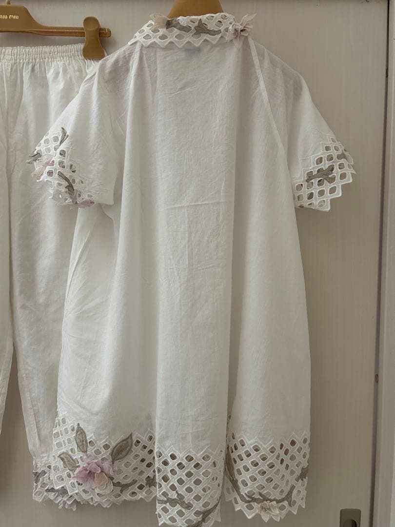 美品さえらホワイト刺繍レーストリムパジャマ上下セットゆったりサイズ