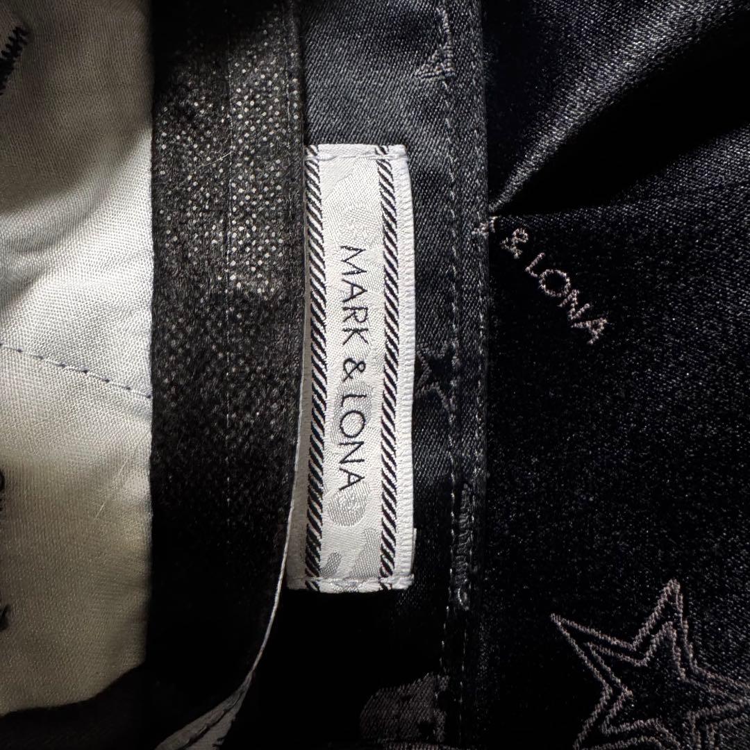 MARK & LONA マークアンドロナ 総柄プリント ゴルフパンツ ブラック系