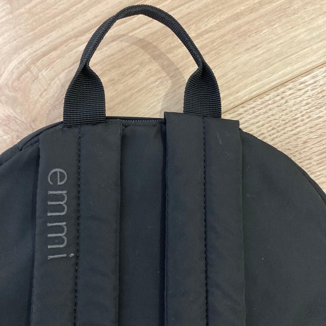 【美品】emmi エミ eco 撥水ギャザーボディーバックパック ブラック 黒