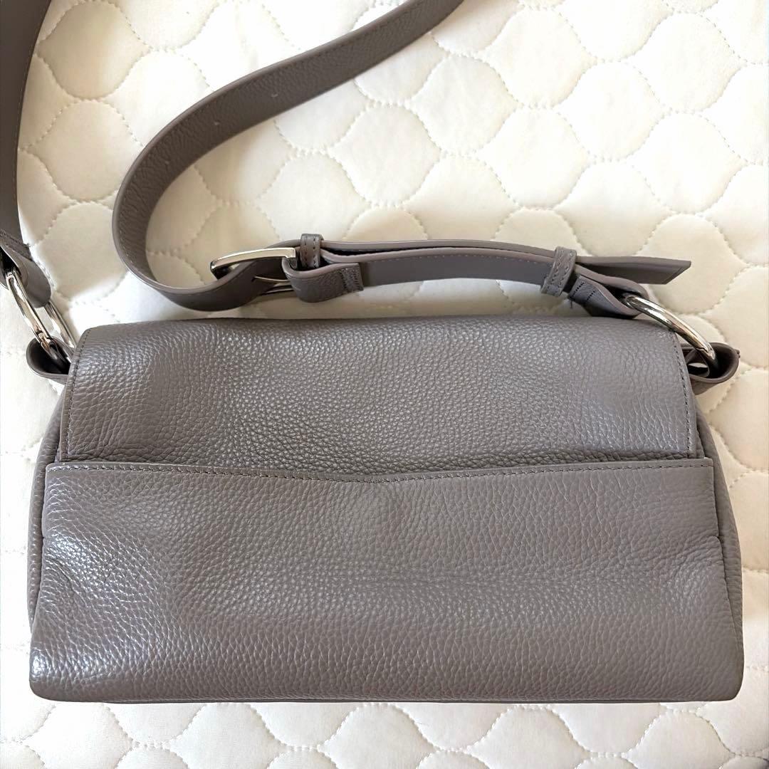 人気商品✴︎BEARDSLEY レザーボディバッグ トープ グレージュ - メルカリ