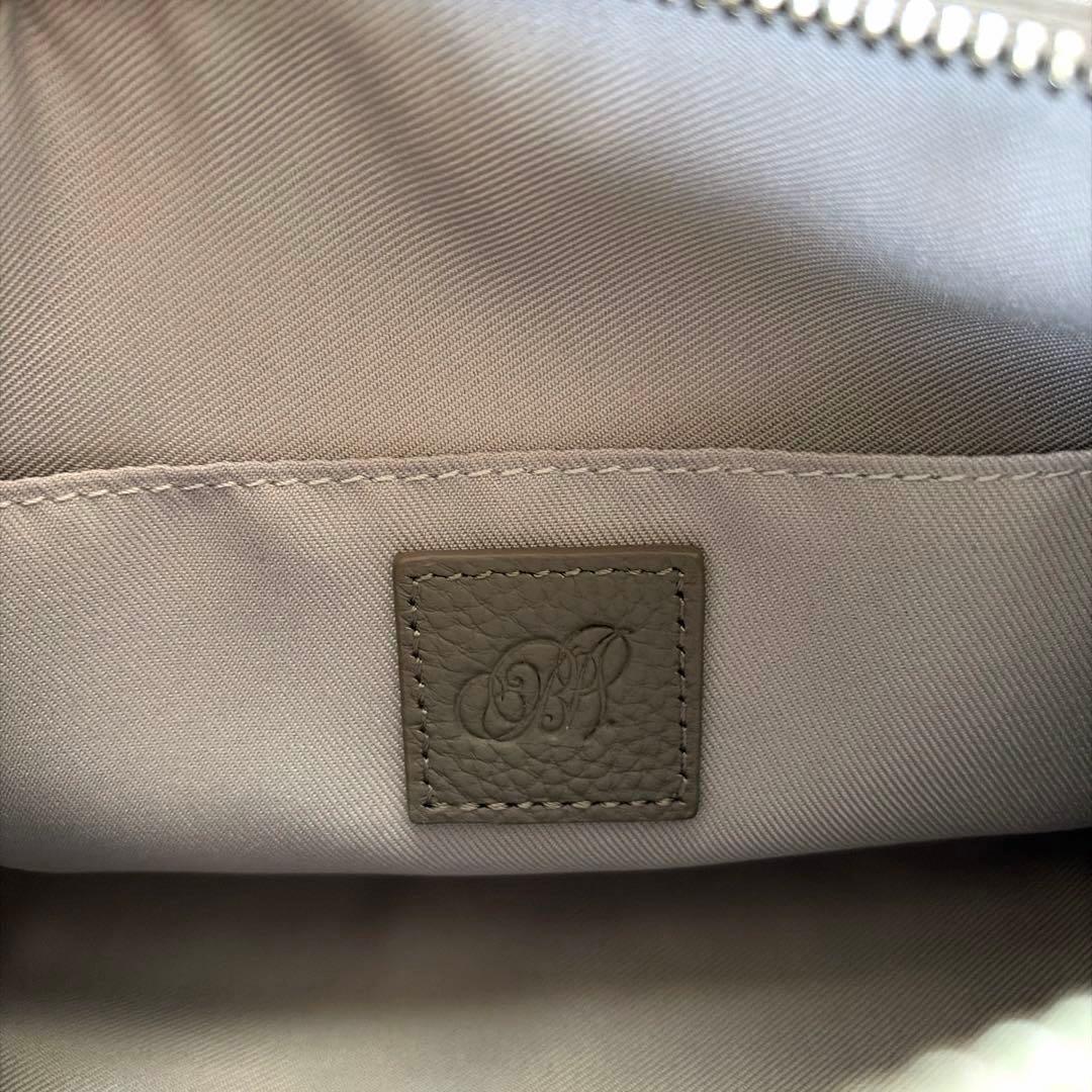 人気商品✴︎BEARDSLEY レザーボディバッグ トープ グレージュ - メルカリ