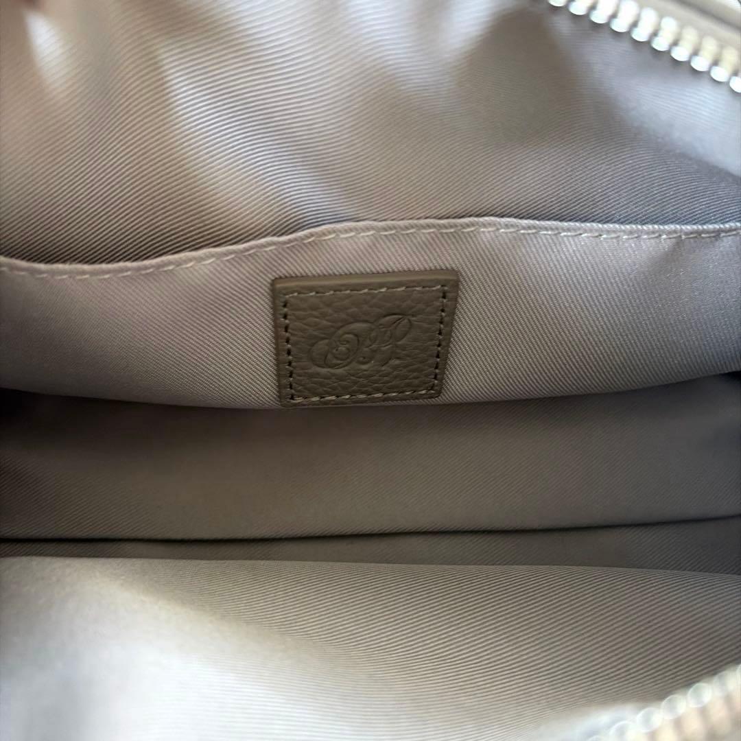 人気商品✴︎BEARDSLEY レザーボディバッグ トープ グレージュ - メルカリ