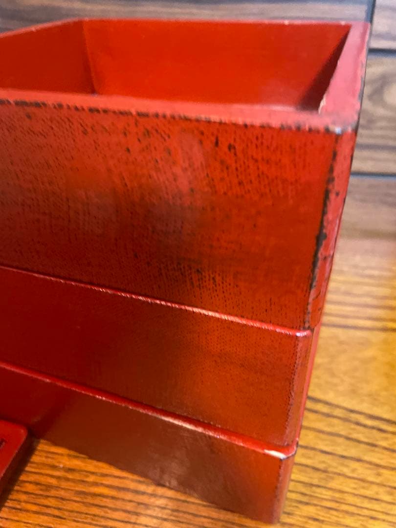 漆塗り3段重　布着せ　朱色　天然木　下地黒　上塗り朱色　正月やハレの日に