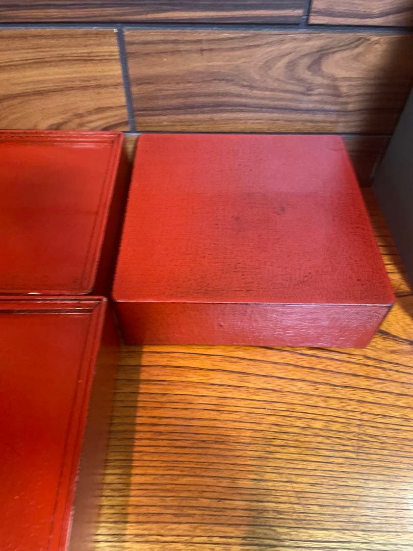 漆塗り3段重　布着せ　朱色　天然木　下地黒　上塗り朱色　正月やハレの日に