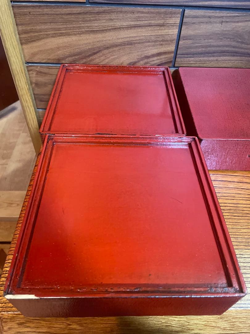 漆塗り3段重　布着せ　朱色　天然木　下地黒　上塗り朱色　正月やハレの日に