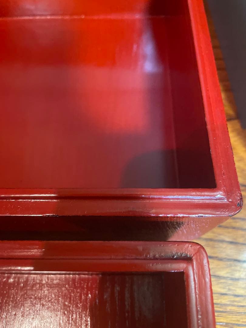 漆塗り3段重　布着せ　朱色　天然木　下地黒　上塗り朱色　正月やハレの日に