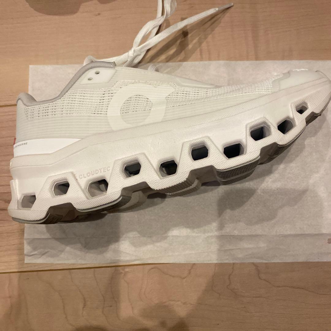 On Cloudmonster ホワイト スニーカー