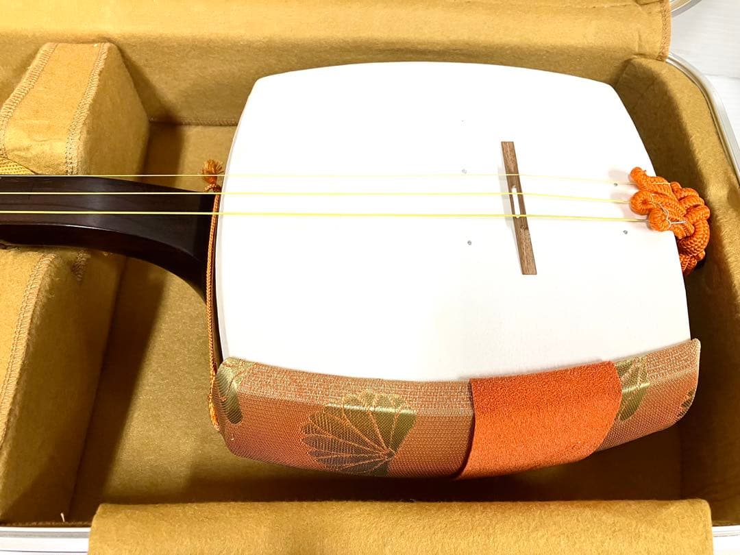 美品◆民謡三味線◆紅木 中棹 皮破れ無し 鼈甲撥／竹駒／替え弦／ケース付