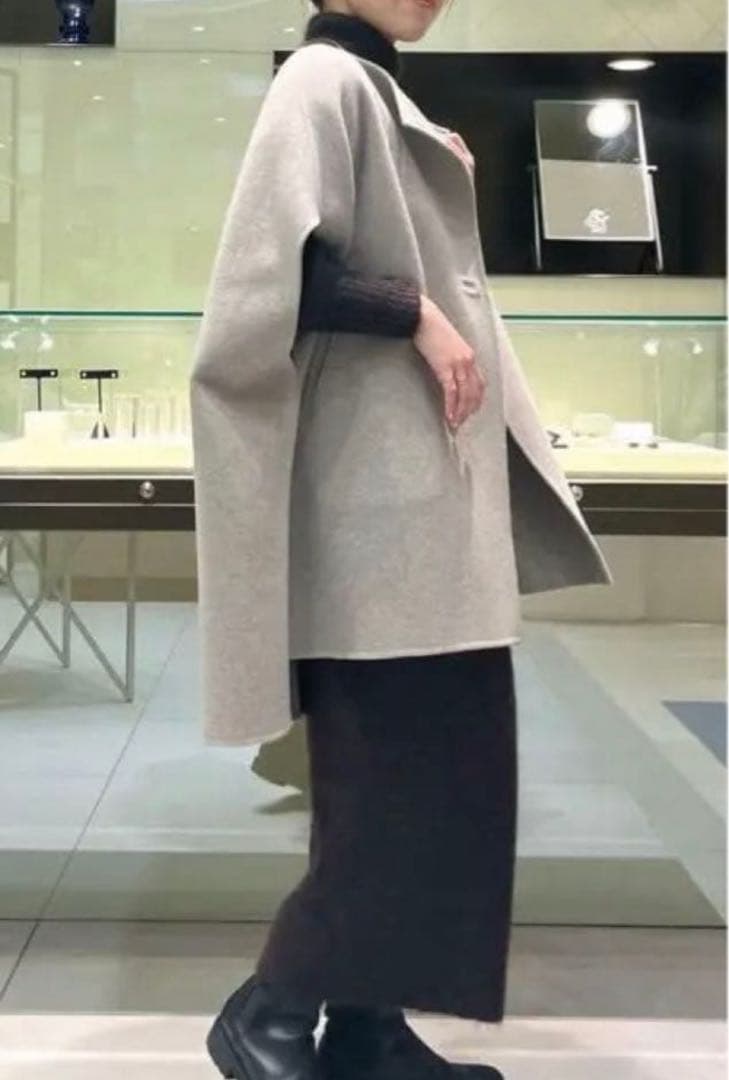早い者勝ちSALE【美品】ノーブル　リバーポンチョジレ ケープコート　4.9万